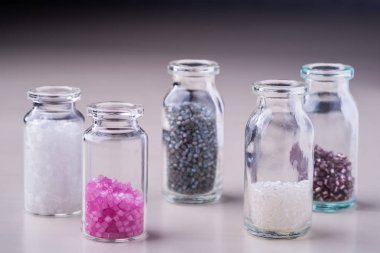 Şeffaf şişeler beyaz arka plan çeşitli renkler boncuk