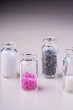 Şeffaf şişeler beyaz arka plan çeşitli renkler boncuk