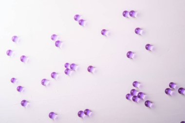 Beyaz arka plan üst görünümünde mor dağınık mermerler