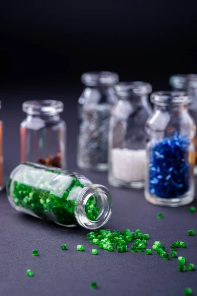 Perline Verdi Sparse Bottiglia Trasparente Vicino Vari Colori Perline Sfondo — Foto Stock