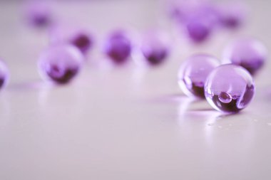 Beyaz arka plan makrosu üzerinde mor dağınık mermerler