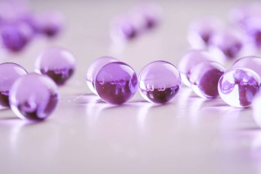 Beyaz arka plan makrosu üzerinde mor dağınık mermerler