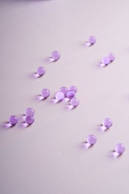 Beyaz arka plan üzerinde mor dağınık mermerler yakın