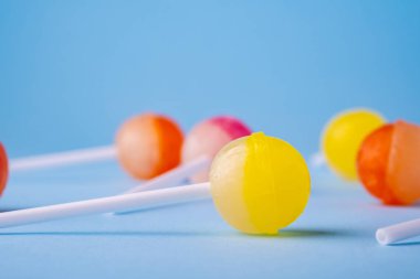 Mavi arka plan açısı görünümünde lolipop şekerleri kapatın