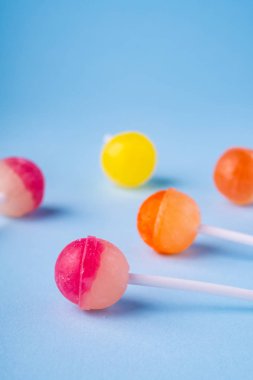 Mavi arka plan açısı görünümünde lolipop şekerleri kapatın