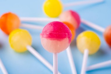Mavi arka plan üzerinde seçici odak lolipop şeker