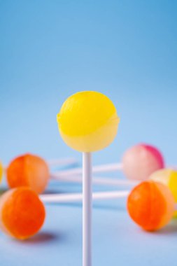 Mavi arka plan üzerinde seçici odak lolipop şeker