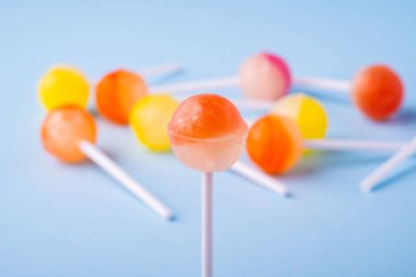 Mavi arka plan üzerinde seçici odak lolipop şeker