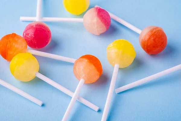 Scattered Lollipop Candies Blue Background Angle View — Stock Photo, Image