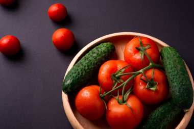 Ahşap masada domates ve salatalık sebzeleri açı yı kapatın