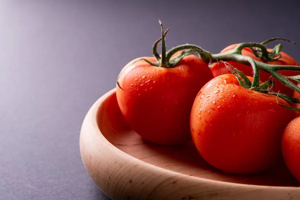木皿上のトマト野菜クローズアップ角度図 — ストック写真