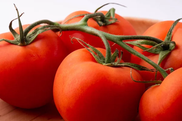白いクローズアップで分離された木版のトマト野菜 — ストック写真