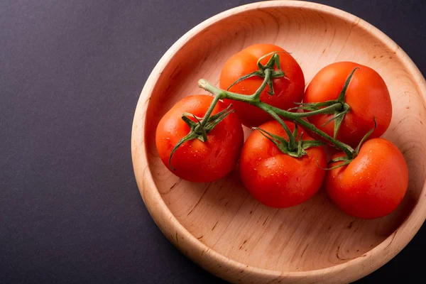 木皿上のトマト野菜クローズアップ角度図 — ストック写真