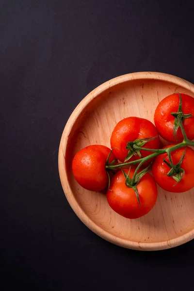 木皿のトマト野菜クローズアップトップビュー — ストック写真