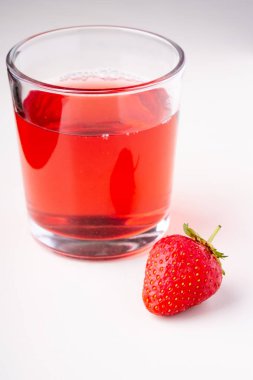 Beyaz arka plan üzerinde izole cam komposto içecek ile bir çilek