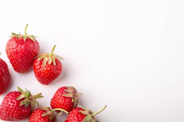 Çilek beyaz arka plan üst görünümünde izole