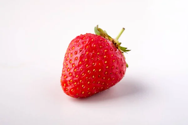 Eine Erdbeere Isoliert Auf Weißem Hintergrund — Stockfoto