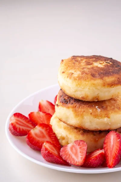 Panquecas Queijo Cottage Com Morangos Fatiados Placa Branca Isolada — Fotografia de Stock