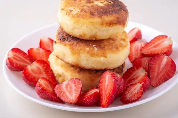 Quark Pfannkuchen Mit Erdbeeren Scheiben Auf Weißem Teller Isoliert — Stockfoto