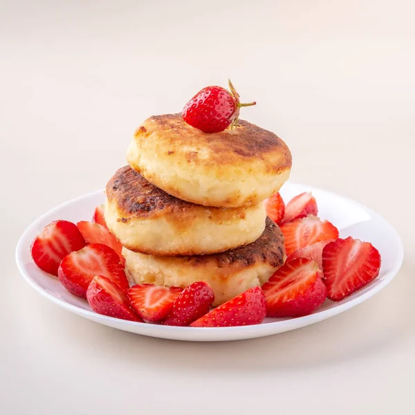 Quark Pfannkuchen Mit Erdbeeren Scheiben Auf Weißem Teller Isoliert — Stockfoto