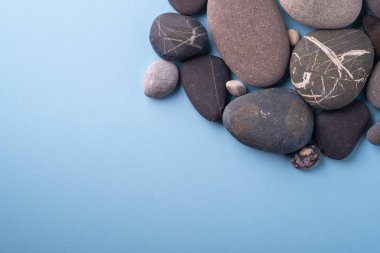 Mavi arka plan üzerinde kopya alan çakıl yaz arka plan üst görünümü