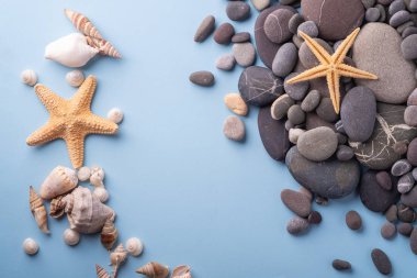 Yaz doku denizyıldızı deniz kabuğu çakıl üst görünümü mavi arka plan