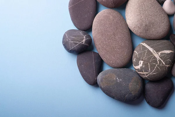 Mavi arka plan üzerinde kopya alan çakıl yaz arka plan üst görünümü