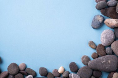 Mavi arka planda çakıl yaz arka plan üst görünümü Kopyala uzay daire