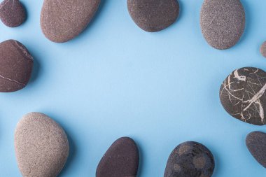 Mavi arka planda çakıl yaz arka plan üst görünümü Kopyala uzay daire