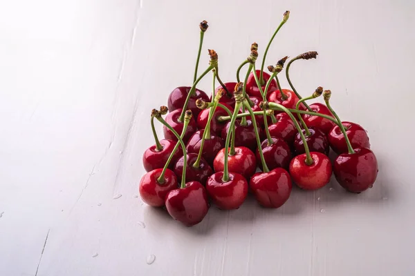 Körsbär Bär Med Stjälk Trä Vit Bakgrund Och Vattendroppar — Stockfoto