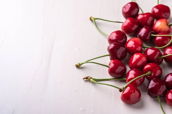 Bayas Cereza Con Tallo Sobre Fondo Blanco Madera Gotas Agua — Foto de Stock