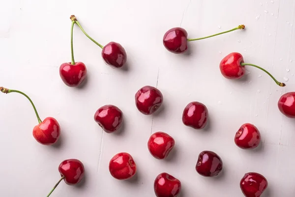 Copia Espacio Bayas Cereza Con Tallo Sobre Fondo Blanco Madera — Foto de Stock