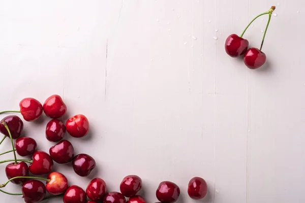 Kopieren Raum Kirschbeeren Mit Stiel Auf Hölzernem Weißem Hintergrund Und — Stockfoto