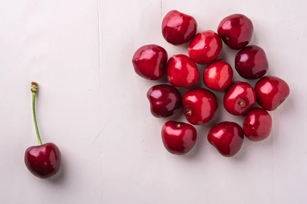Cseresznye Bogyós Gyümölcsök Egy Cseresznye Szár Makró Textúra Fehér Háttér — Stock Fotó