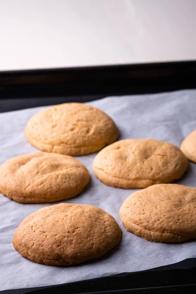 Biscoitos Caseiros Biscoito Papel Manteiga Assadeira Mesa Branca Madeira — Fotografia de Stock