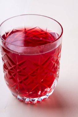 Dokulu şeffaf cam haşlanmış meyve kırmızı komposto içecek