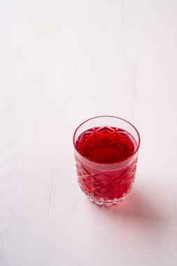 Dokulu şeffaf cam haşlanmış meyve kırmızı komposto içecek