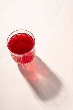 Dokulu şeffaf cam haşlanmış meyve kırmızı komposto içecek