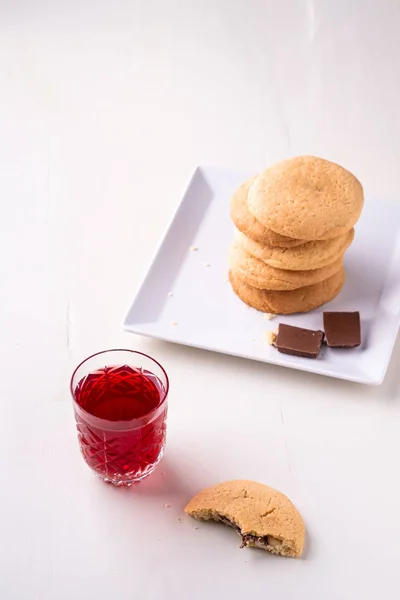 Саморобний Стек Пісочного Шоколадного Печива Одним Кусаним Печивом Двома Шматочками — стокове фото