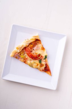 Beyaz tabak ahşap arka plan üst görünümünde tek pizza dilimi