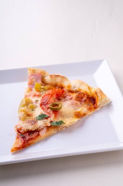 Beyaz tabak ahşap arka plan üzerinde tek pizza dilimi