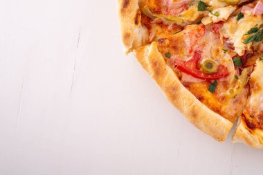 Beyaz ahşap arka plan kopya alanı üst görünümü üzerinde yarım pizza 