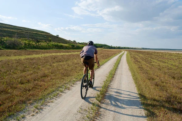Güvenlik kaskı bisikletçi bisikletçi arkadan yüksek hızlı manzara binmek