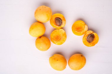 Kayısı meyve dilimlenmiş kopya alan çerçeve kavramı beyaz arka plan düz yatıyordu üst görünüm seti koleksiyonu