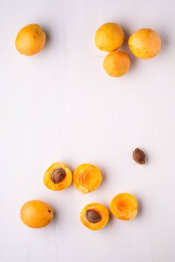 Kayısı meyve dilimlenmiş kopya alan çerçeve kavramı beyaz arka plan düz yatıyordu üst görünüm seti koleksiyonu