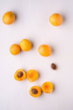 Kayısı meyve dilimlenmiş kopya alan çerçeve kavramı beyaz arka plan düz yatıyordu üst görünüm seti koleksiyonu