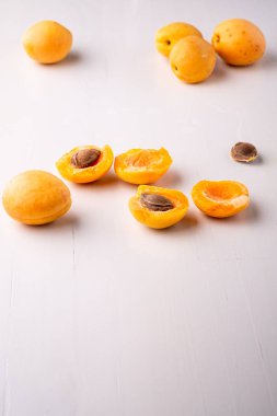 Kayısı meyve dilimlenmiş kopya alan çerçeve kavramı beyaz arka plan açısı görünümü seti koleksiyonu