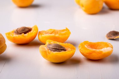 Kayısı meyve dilimlenmiş kopya alan çerçeve kavramı beyaz arka plan açısı görünümü seti koleksiyonu