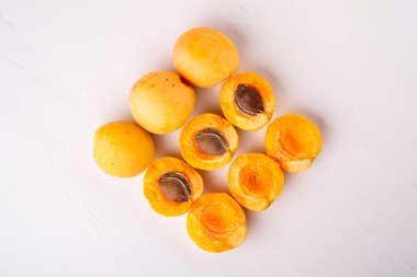 Kayısı meyve dilimlenmiş kopya alan çerçeve kavramı beyaz arka plan düz yatıyordu üst görünüm seti koleksiyonu