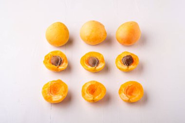 Kayısı meyve dilimlenmiş kopya alan çerçeve kavramı beyaz arka plan açısı görünümü seti koleksiyonu